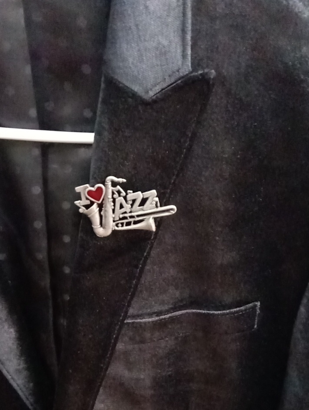 Silver-tone 'I ♥ Jazz' Saxophone Lapel Pin - Black & Red